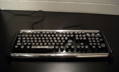 Вид на моддинг клавиатуру Deco Keyboard спереди. Как и большинство других моддинг клавиатур в стиле стимпанк, здесь клавиши стилизованы под старую печатную машинку: круглые клавиши приподняты над общей поверхностью клавиатуры.