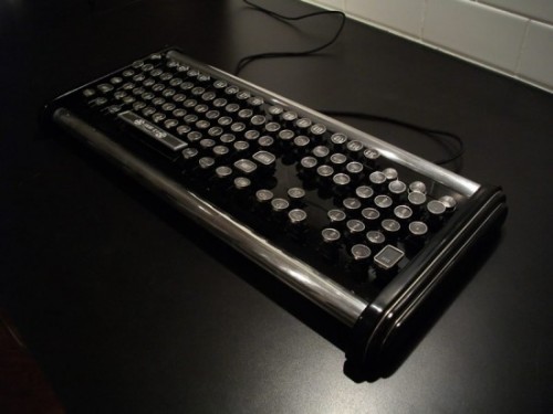 Моддинг клавиатура в три четверти. Обратите внимание на металлические вставки, которые отлично разбавляют темную гамму клавиатуры. Боковые детали специально предназначены для установки моддинг клавиатуры на правильный угол.