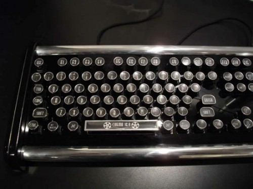 У этой моддинг клавиатуры стандартная и всем привычная клавиатурная раскладка. Основа клавиатуры выполнена в глубом черном цвете, который создает особый эффект - клавиши как бы парят над поверхностью клавиатуры.
