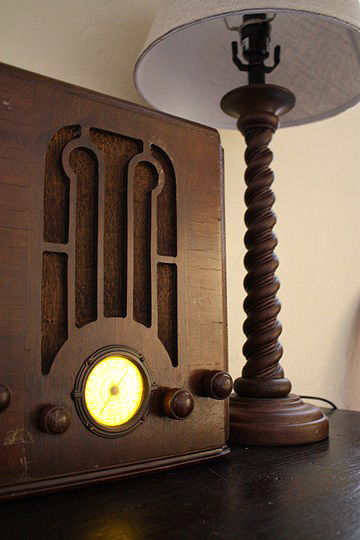 Общий вид моддинг проекта в стиле ретро радиоприемника рядом с винтажной настольной лампой.