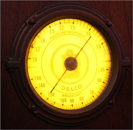 Циферблат радиоприемника Delco светится приятном желтым цветом. Включается подсветка при включении компьютера.