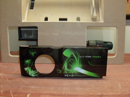 Пластиковый кожух моей видеокарты eVGA GeForce 9800 GTX снят, можно приступать к моддингу